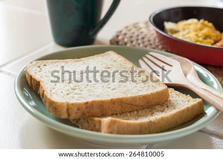 American Breakfast : Scrambled eggs, fried sausages and toast