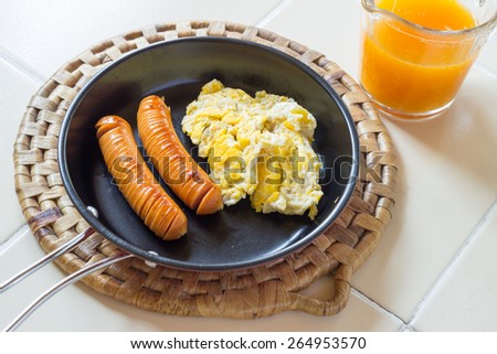 American Breakfast : Scrambled eggs and fried sausages
