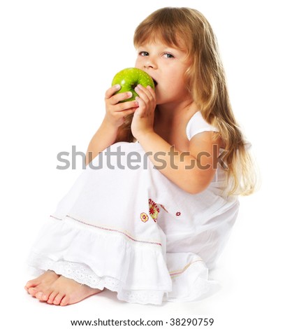 لماذا تصبح رقائق التفاح بنية بعد قطعها ؟ Stock-photo-little-girl-eating-green-apple-sitting-on-floor-38290759