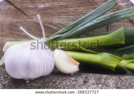 a lot of different garlic on a log