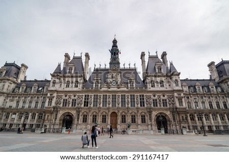 PARIS - SEPT 16, 2014: The Hotel de Ville (City Hall) is the building housing the city\'s local administration. Standing on the place de l\'Ho´tel-de-Ville (formerly place de GrÃ¨ve) in Paris, France.