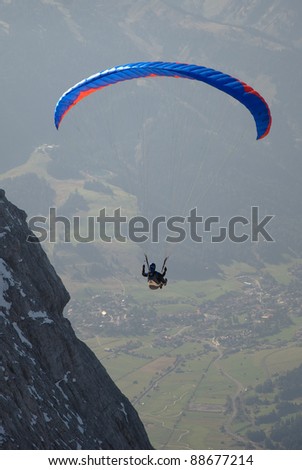 para-glider on the background of mountains