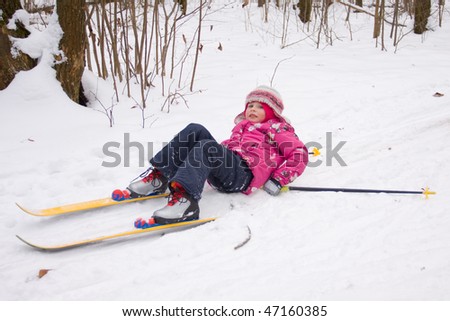 5 year old girl cross-country skiing, fell down