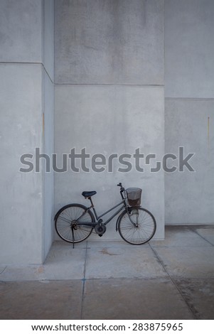 vintage bike  and concrete wall, commuting to work in city, vintage retro style bike over grunge city
