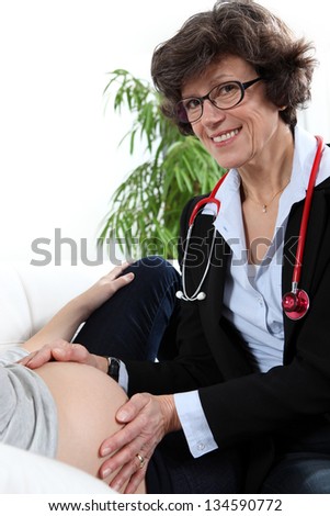 Doctor consulting with a pregnant woman