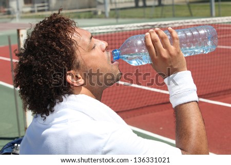 tennis player drinking water