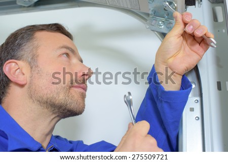Fixing a garage door hinge