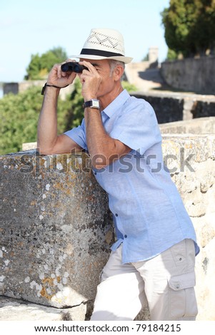Man with binoculars and a hat