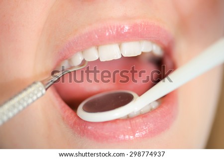 Dentist looking into a woman\'s mouth