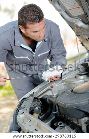 Checking engine's oil level