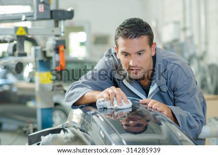 Mechanic polishing car part