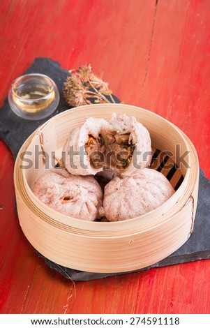 steamed pork  wheat buns, chinese dim sum / Traditional chinese steamed bun stuffed with savory meat