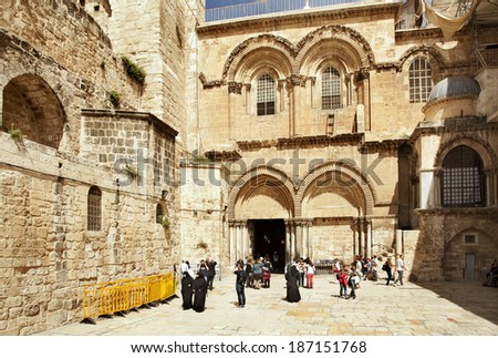JERUSALEM - MARCH 23: Enter in the Church of the Holy Sepulchre where Jesus was buried, Jerusalem on March 23, 2014.