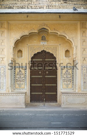 the architecture details of Nahagarh Fort which overlooks the pink city of Jaipur in the Indian state of Rajasthan