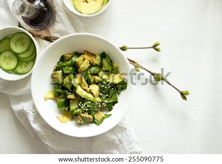 Avocado and spinach salad