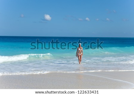 Young  woman goes on ocean coast