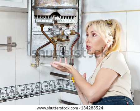 The housewife is upset, the gas water heater has broken