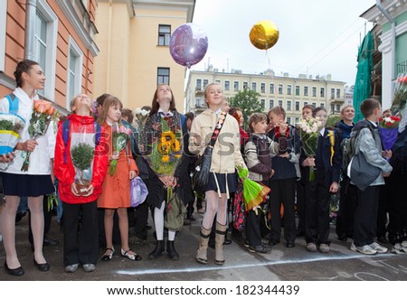 SAINT PETRSBURG - SEPTEMBER 1: Children with flowers near the School on the first day of school on September 1, 2011 in Saint-Petersburg, Russia