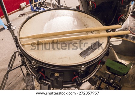 Picture of drums and drumsticks lying on snare drum