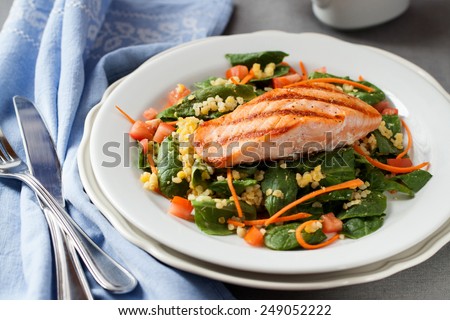 Salmon with lentils, salad of spinach and green sauce.