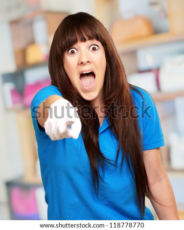 woman screaming and pointing finger, indoor