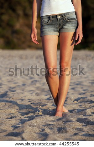 beautiful young woman on the beach - lower body