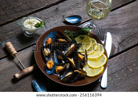 Cooked mussels with lemon and white wine