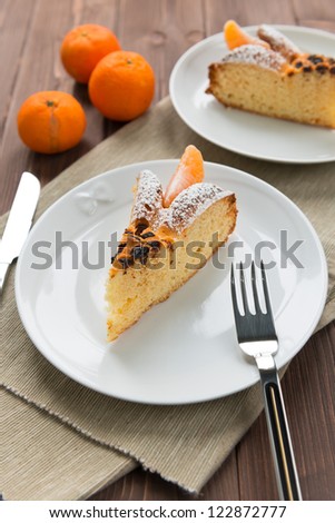 Slice of cake to the Mandarin on dish