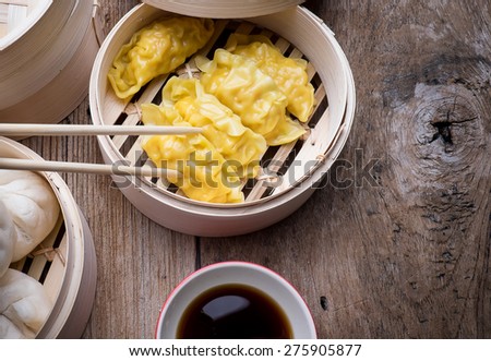 chinese dumplings on bamboo steamer