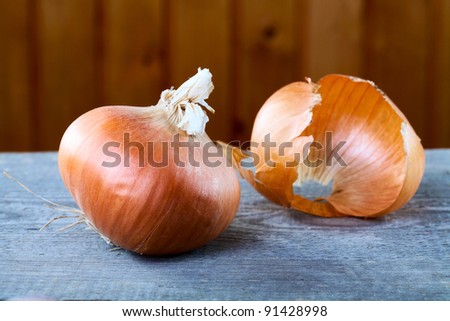 Onions and peel on a table from unplaned boards