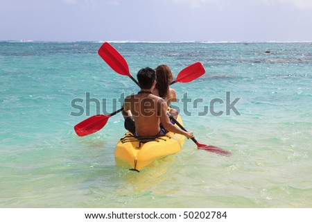 couple kayaking in hawaii