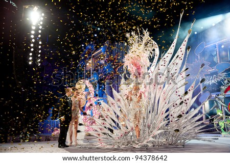 LAS PALMAS, SPAIN - FEBRUARY 3: First prize to Queen Laura Medina(r) is presented by Juan Jose Cardona(l) and Laura Ojeda(m) during Queens Gala on February 3, 2012 in Las Palmas, Spain.