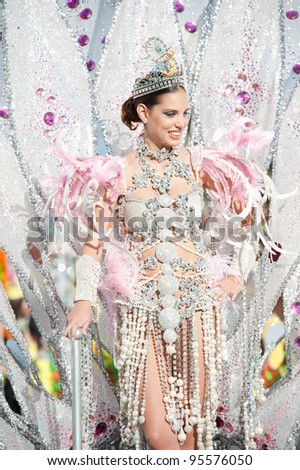 LAS PALMAS, SPAIN - FEBRUARY 18: First prize winner  of the queen contest, Laura Medina, from Canary Islands, participates in the carnival\'s Gran Parade (Cabalgata) on February 18, 2012 in Las Palmas, Spain