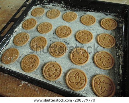 Cookies on the baking tin