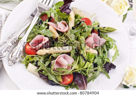 rocket salad with asparagus tips and ham
