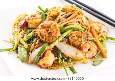 Stir-Fried noodles with prawns und vegetables