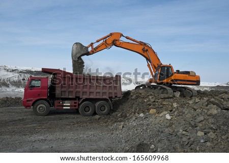 The equipment, the excavator kovshovy to load, a section, a pit, the truck, the driver,