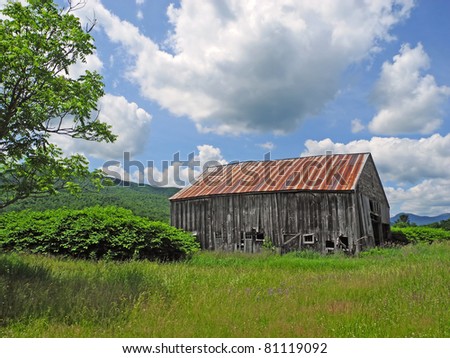 A vast fair-weather sky and vintage barn on lush farmland, paint a picturesque scene of rural and agrarian Americana.