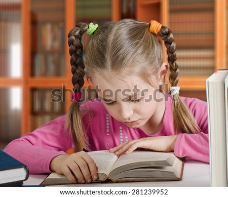 the girl of 9 years reads the book. Photo close up