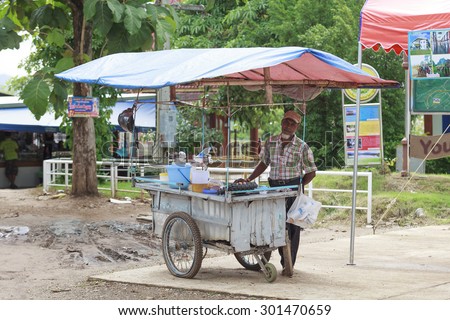 Sangkhlaburi, Thailand - July 28, 2015: Unidentified Indian\'s man made Roti (KIND OF INDIAN FOOD MADE OF FLOUR)