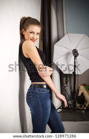 The girl model poses in a photographic studio