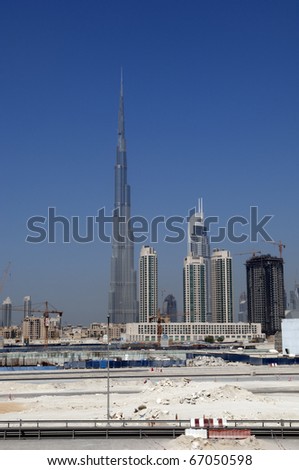 DUBAI - SEPTEMBER 14: View over Dubai with Burj Khalifa the tallest building in the world reaching over 800 meters under construction, September 14, 2009 in Dubai, UAE.