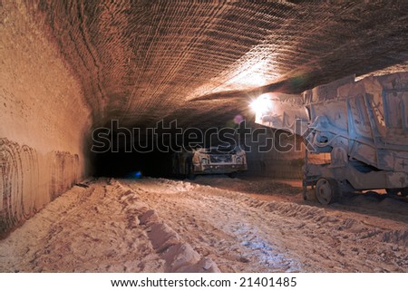 Underground mine drive with mining machines