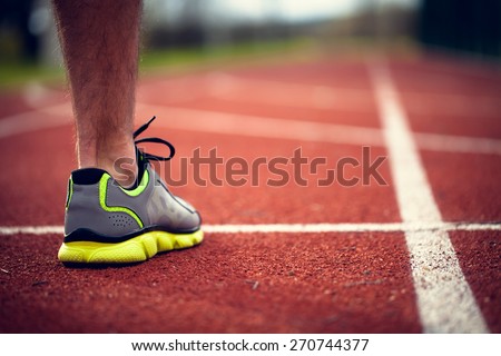 Single foot at the start of track