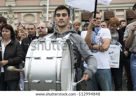 MOSCOW RUSSIA - SEPT 15. Tens of thousands oppositionists marched through Moscow in protest against President Putin , Drummer beats  drum, going before the column on September 15, 2012, Moscow