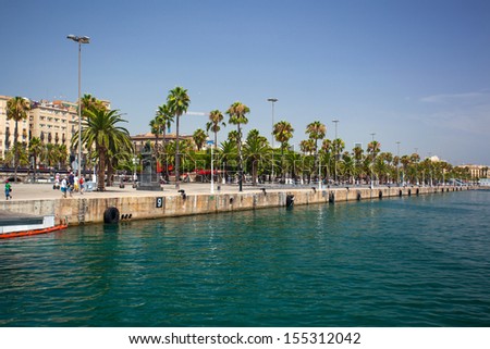 BARCELONA, SPAIN - AUG 5: Tourists on Port Vell on August 5, 2013 in Barcelona, Spain. Number of tourists visiting Barcelona is more than 7 million. It is world\'s 4th most visited tourist destination