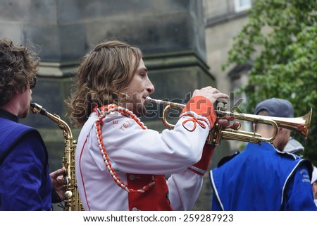 EDINBURGH, SCOTLAND - AUGUST 16, 2014:  Musicians performing on the street along The Royal Mile during The Edinburgh  Fringe Festival