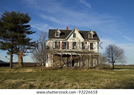 Old worn and beaten down Victorian home looking sad