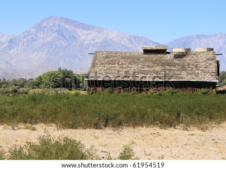 An abandoned barn outside of Bishop, California in front of Mount Tom and the Sierra Nevada mountains
