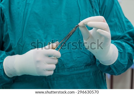 scrub nurse  prepare suture material